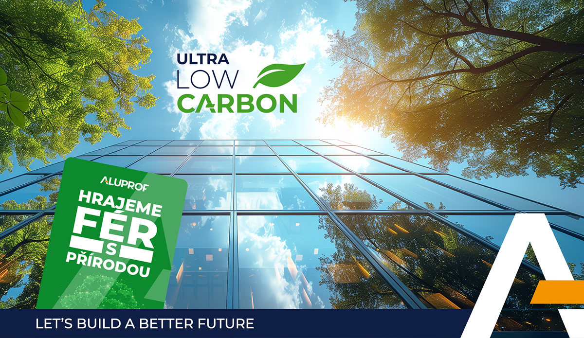 Sklenená fasáda moderného udržateľného objektu s odrazom oblohy a stromov – vizuál propagujúci nízkoemisný hliník Aluprof Ultra Low Carbon